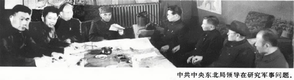东北野战军的首脑们，都在这张合影中了。林总当仁不让坐在C位，他是统帅。紧挨着林总