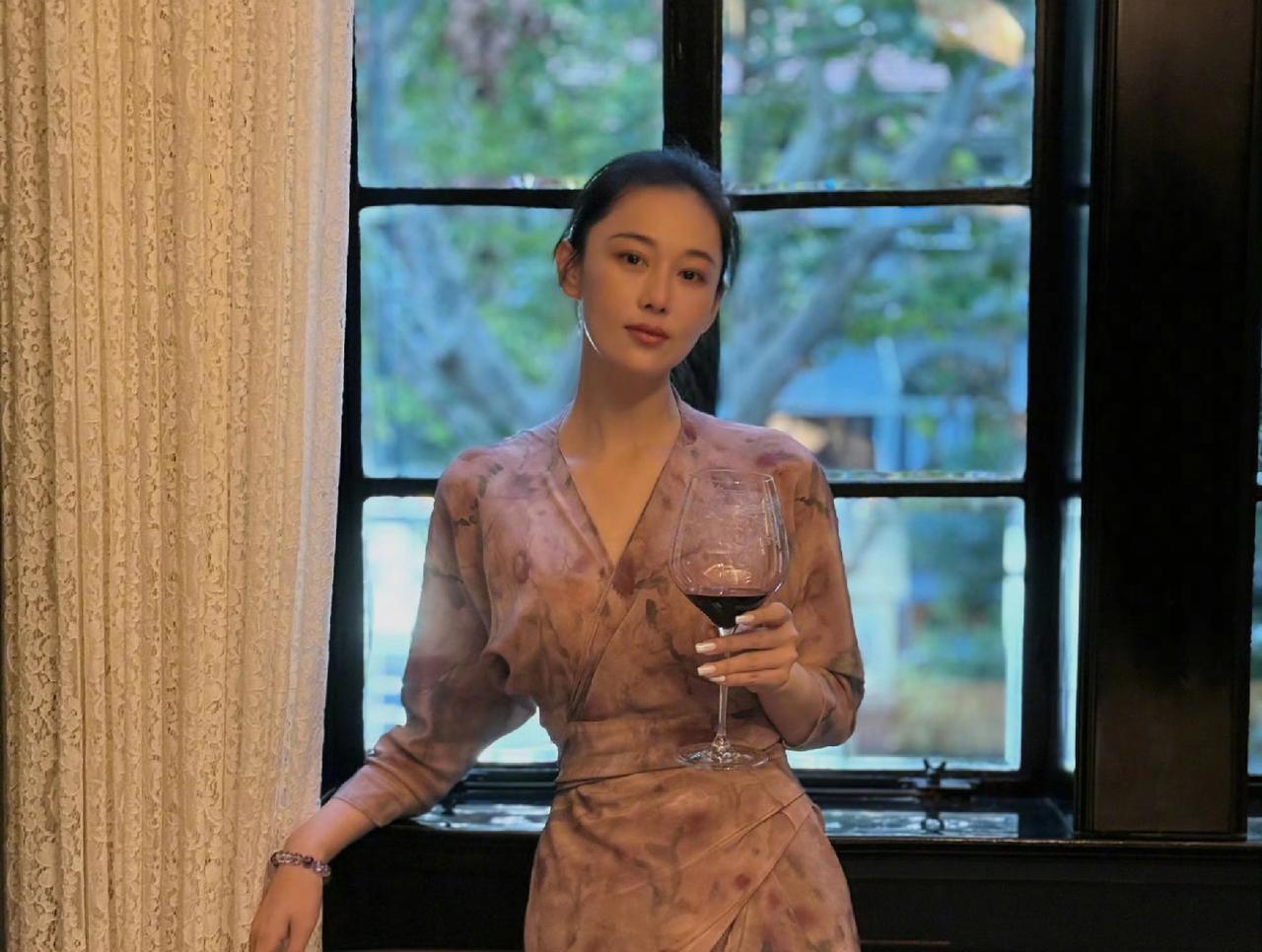 长相具有攻击性的张馨予，居然是江南女子，还会说吴侬软语。个子高，大骨架，身材凹