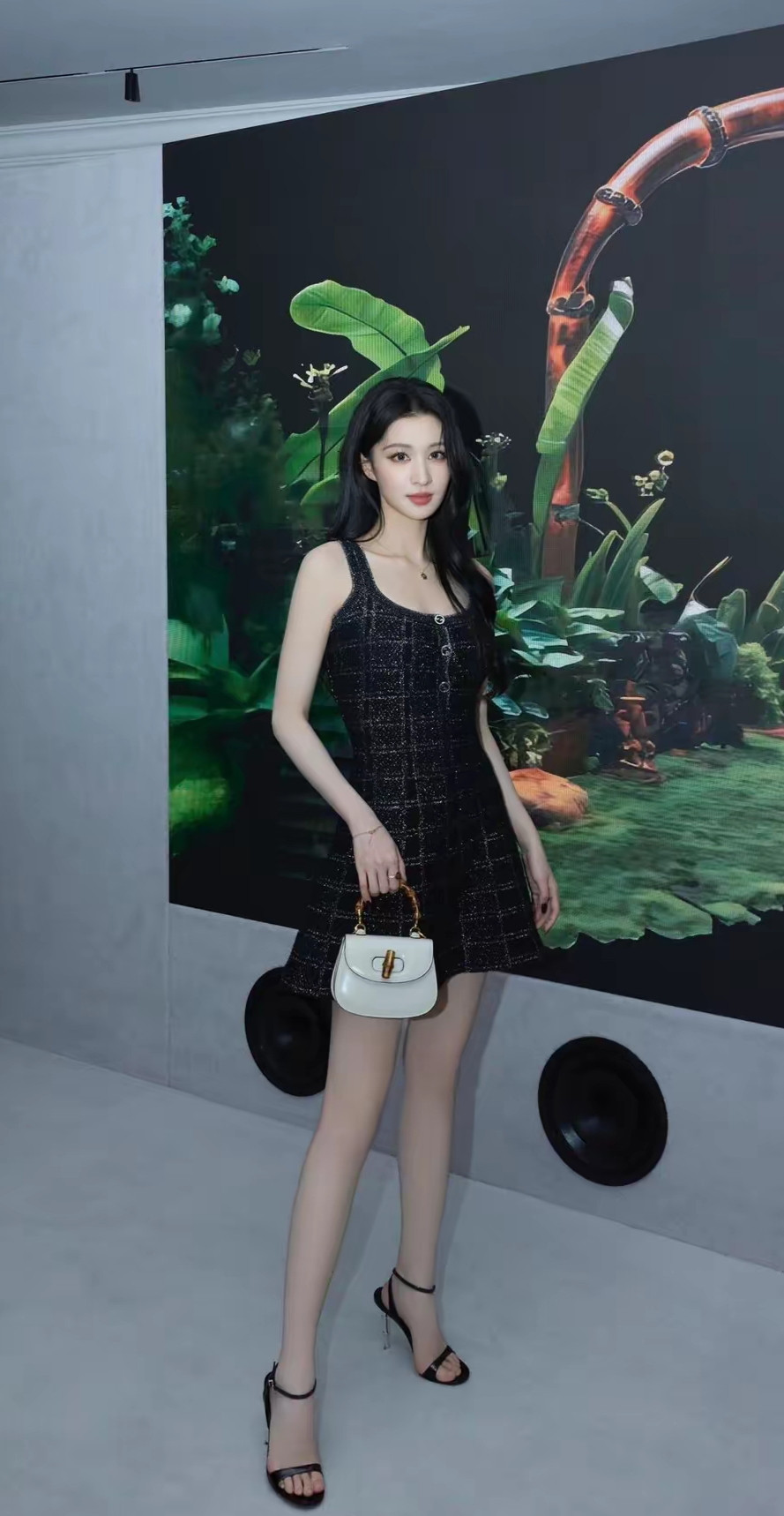 之前刷到好多人说王楚然颜值忽上忽下，特意翻了她不同时期的图对比，其实根本不是颜值崩了，全是造型踩坑闹