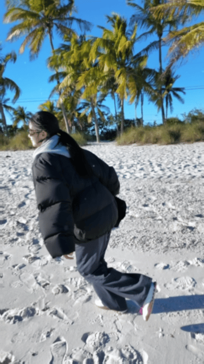 刘浩存东北人对大海的执念刘浩存也太可爱了吧，在海边又跑又笑又对着镜头碎碎念，