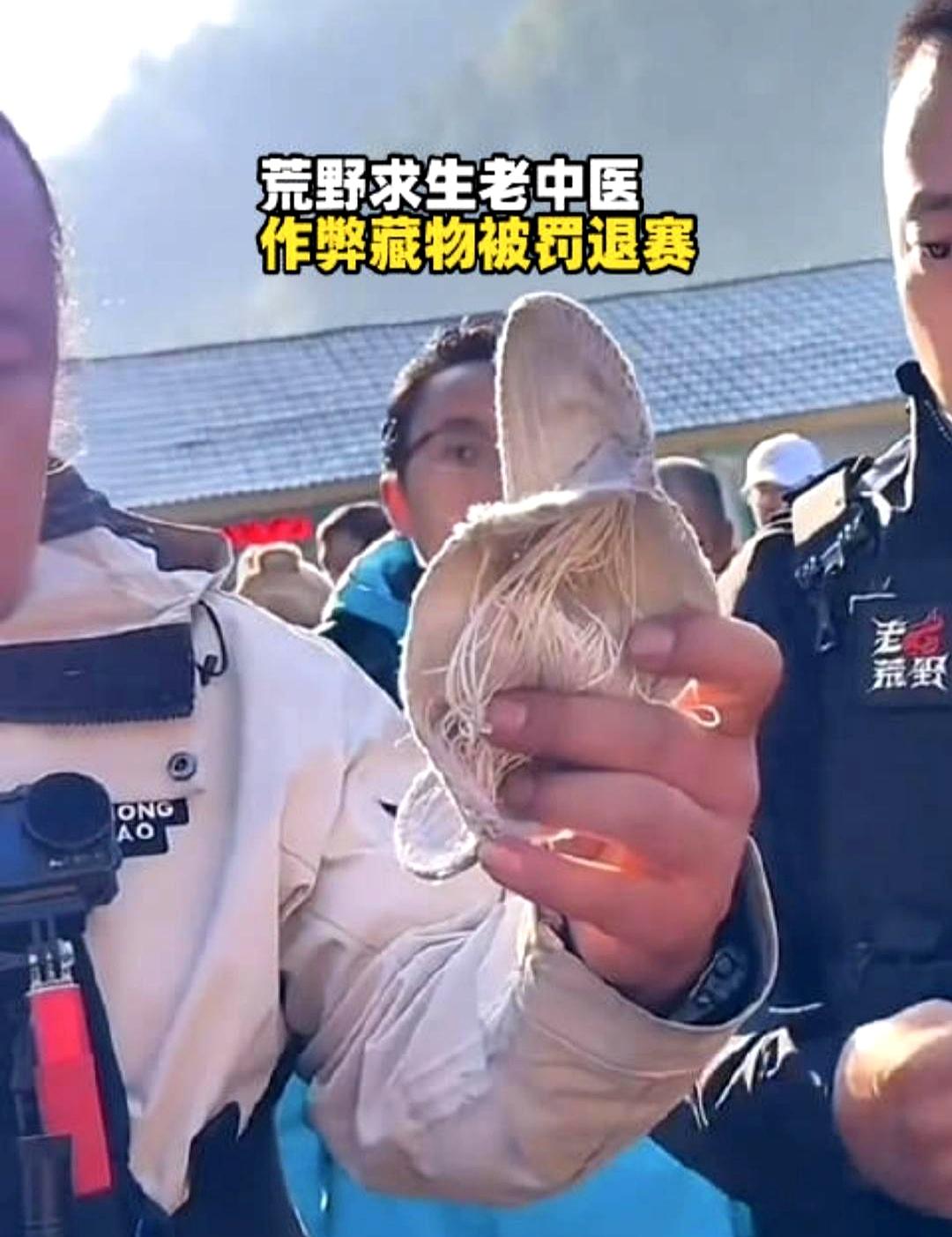 标题：荒野求生高手鞋底藏根线，干啥用？网友的答案一个比一个绝！不得不说，