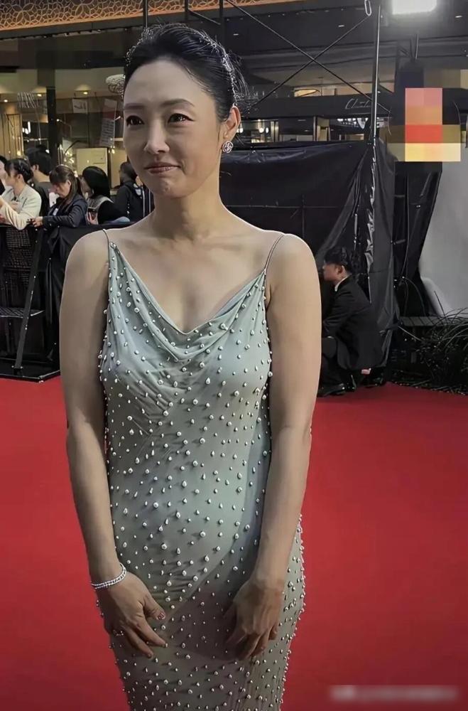 白百何为红毯猛减10斤，结果生图一出，全网傻眼：这脸怎么反倒肿了一圈？我跟