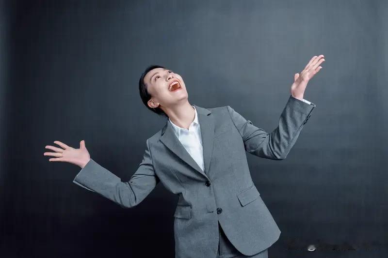 女人动了情，最先投降的不是身体，而是高傲的自尊心。没动情时，女人骄傲体面，有自己