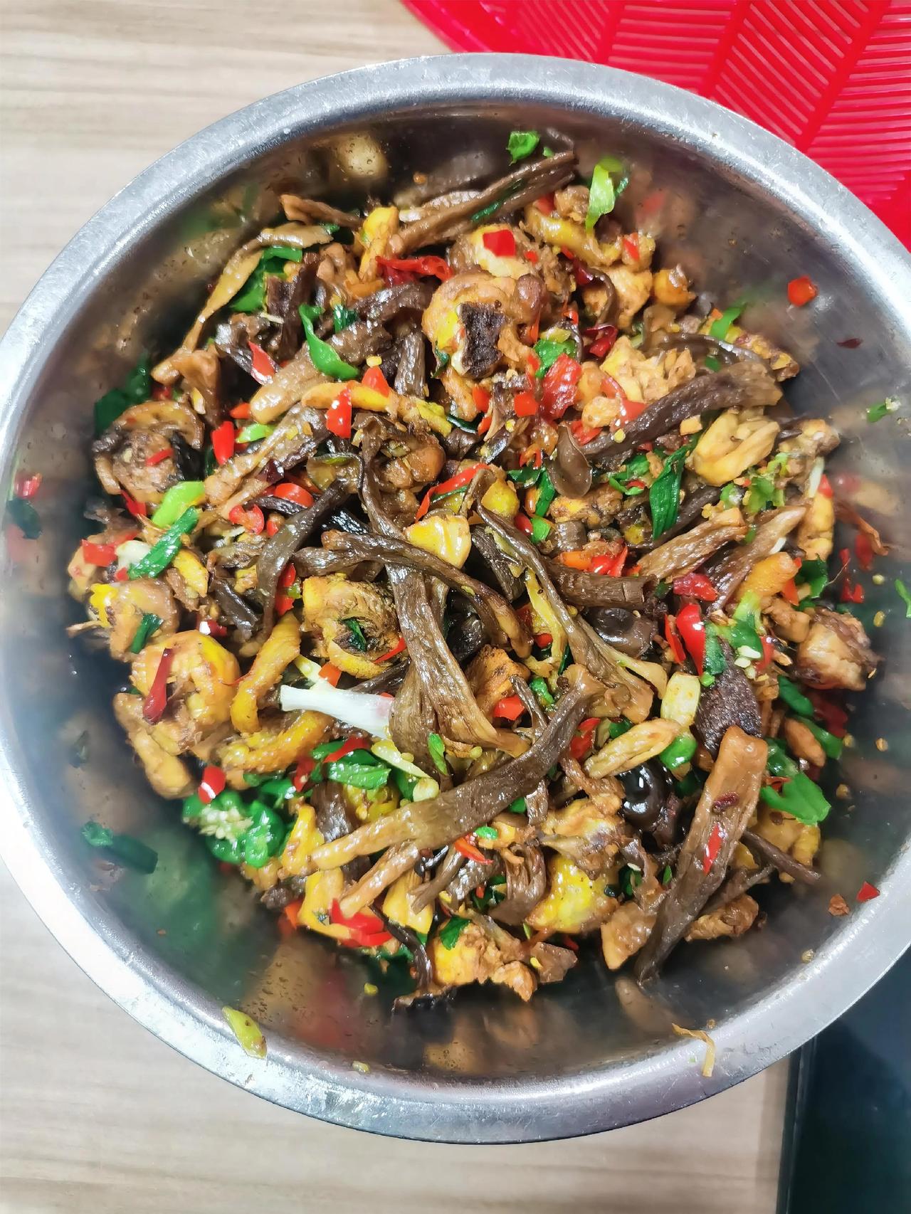 公司食堂今日菜谱：红烧鸡块素炉红萝卜炒青菜。叶子飘落不是树的失败，而