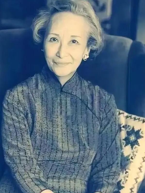 1973年，58岁的郑念拒绝出狱，她需要一个道歉。突然，暴跳如雷的监狱长