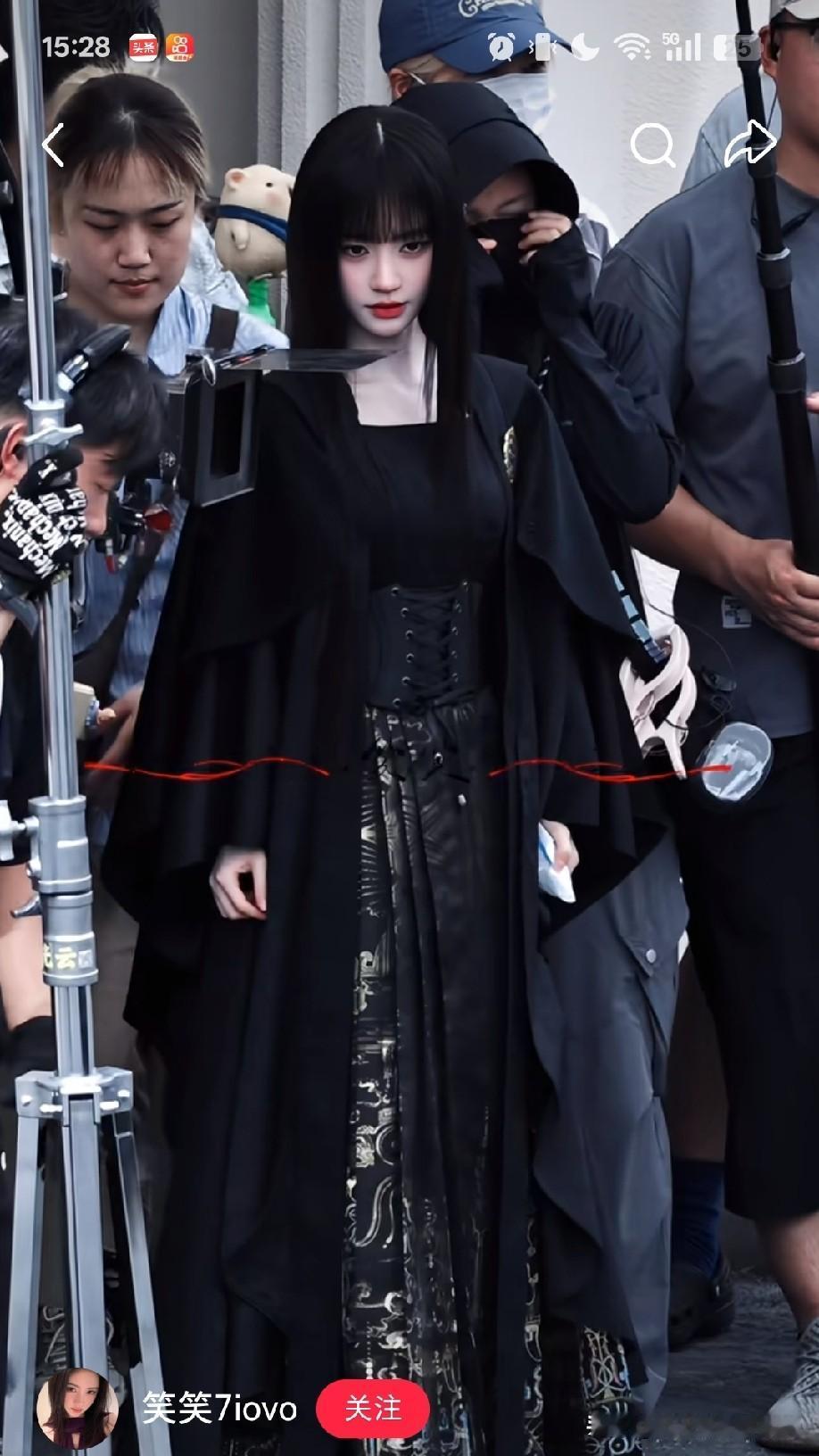 鞠婧祎《万花世界》这套马面裙造型氛围感直接拉满传统马面裙搭配暗黑披风的设计