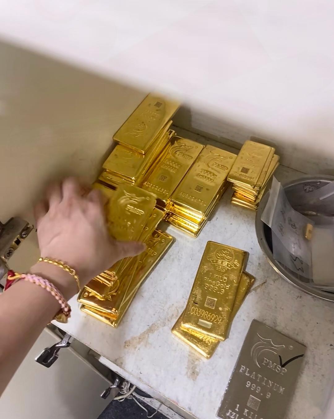 如果你手里有黄金，只要超过100克，听我一句劝，千万不要跟风别人说要跌了，