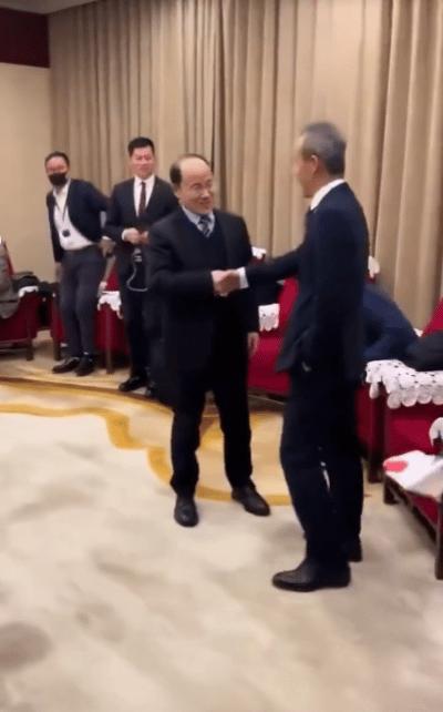 王总带田田出席活动，田田脖子后的图案也是一个亮点，这个图案象征着什么？