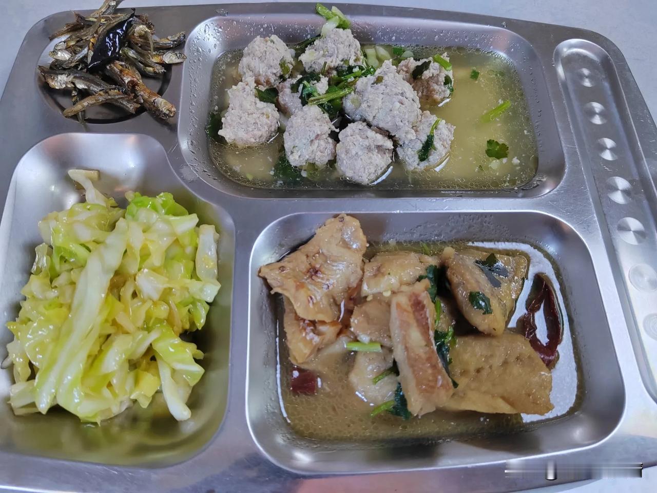 今天下午和领导一起遛甲板的时候，领导说，22岁那年，大专毕业，开始上船实习，那时