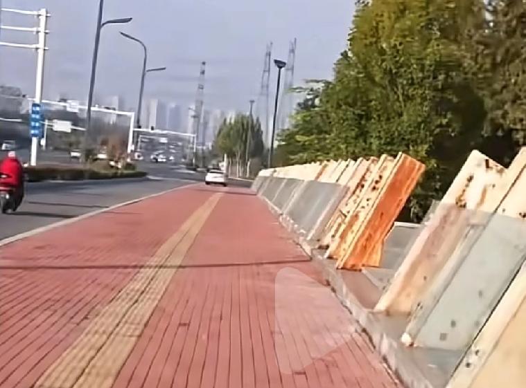 本应该是最安全的地方,结果却成了最危险的地方河南商丘,一个景观大桥,夜晚时分,