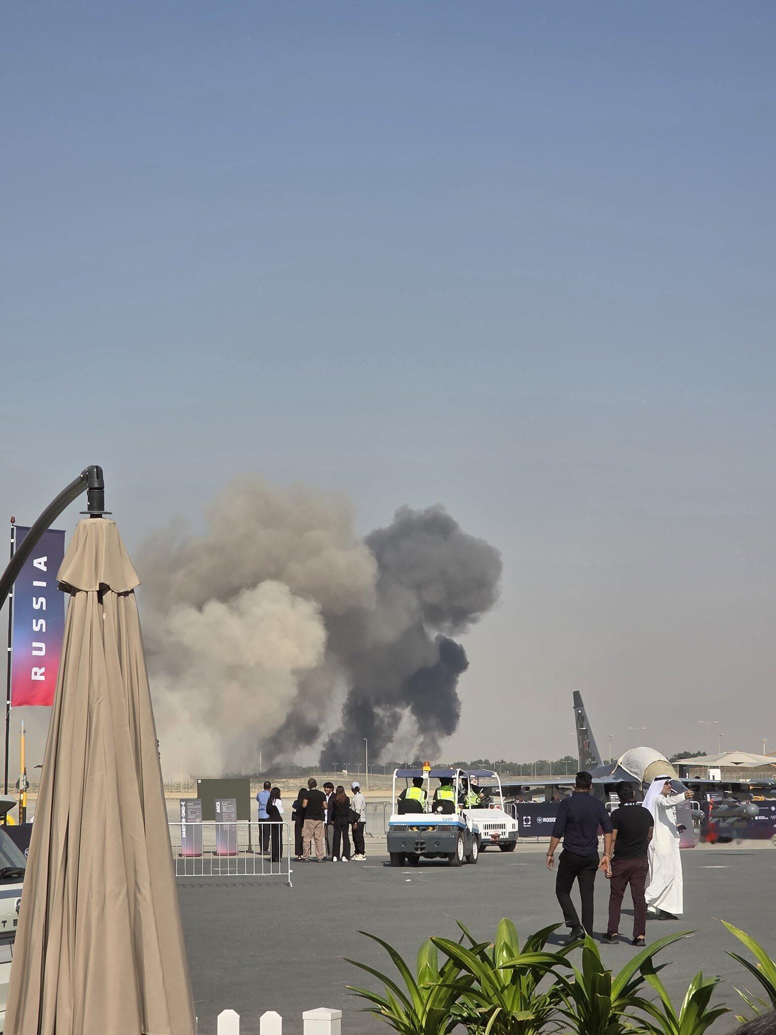 三哥的LCATejas光辉战机在迪拜航展直播坠机了。