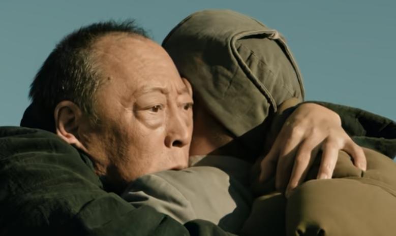 《归队》大结局预告，当听到日本无条件投降的消息时，云虎因受伤正在病床上躺着，老汤