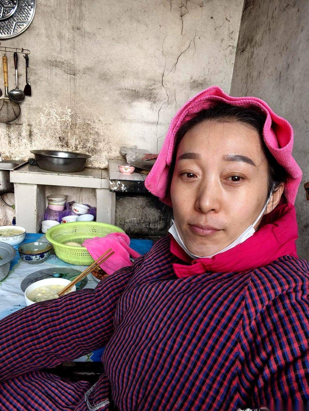 冰箱里那四十多块钱的猪肉，我估计得在里面过冬了。一半剁成了饺子馅儿，在冷冻室里