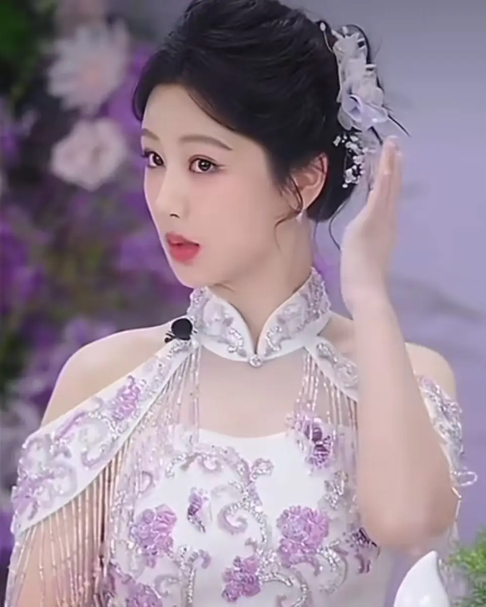 杨紫簪紫花灵动鲜活穿露肩刺绣旗袍气质温婉