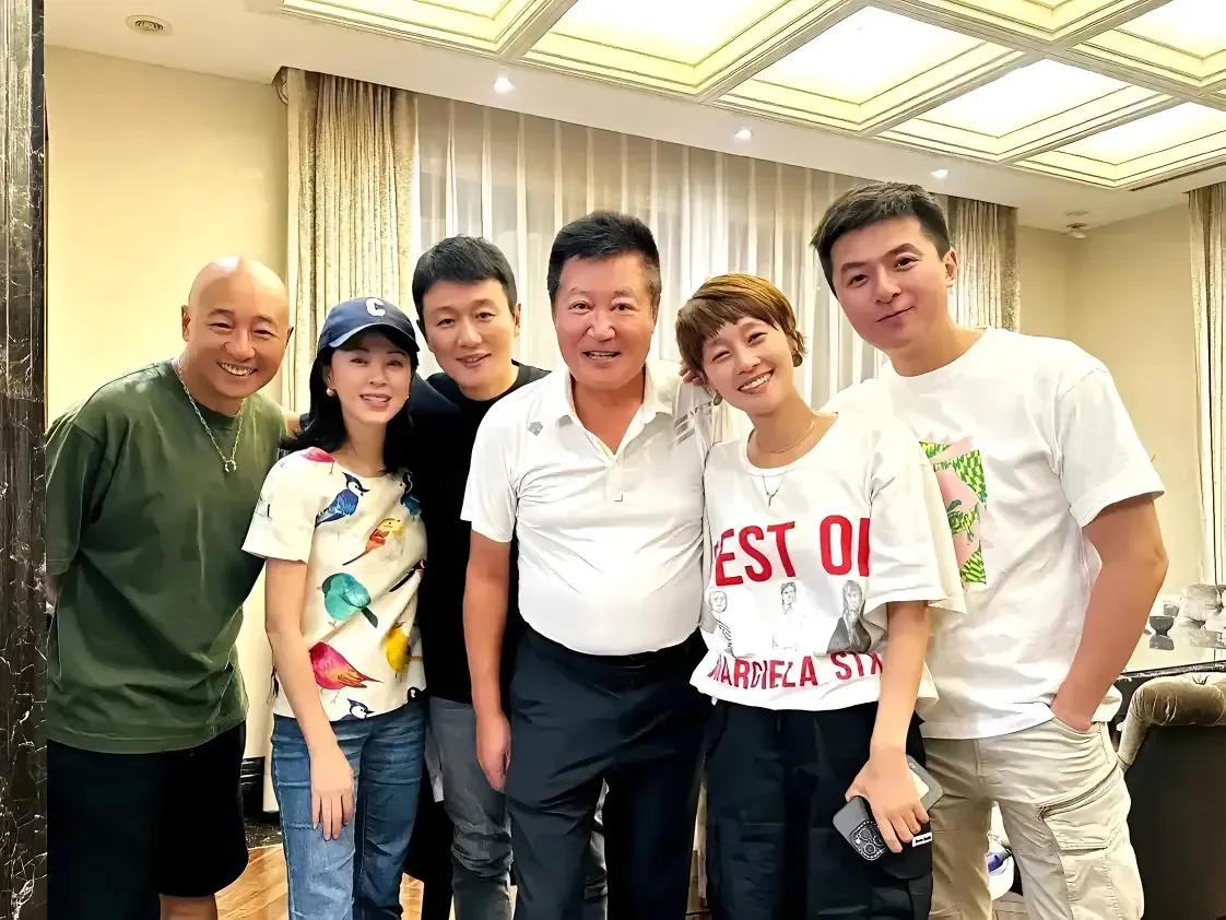 《奋斗》剧组重聚照，10几年后仿佛一切都没变，又仿佛都变了。