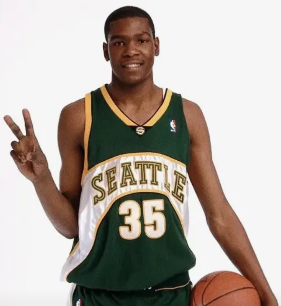 我不明白！作为一名NBA解说，我并非威少的球迷，一些言论也尽量客观公正。只是