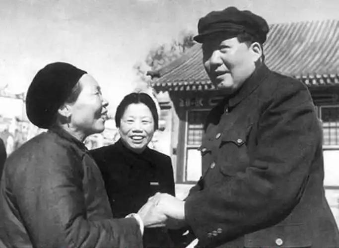美国曾不满地责问蒋介石：“你有飞机，为什么总打败仗？毛泽东没有飞机，只能靠发电报