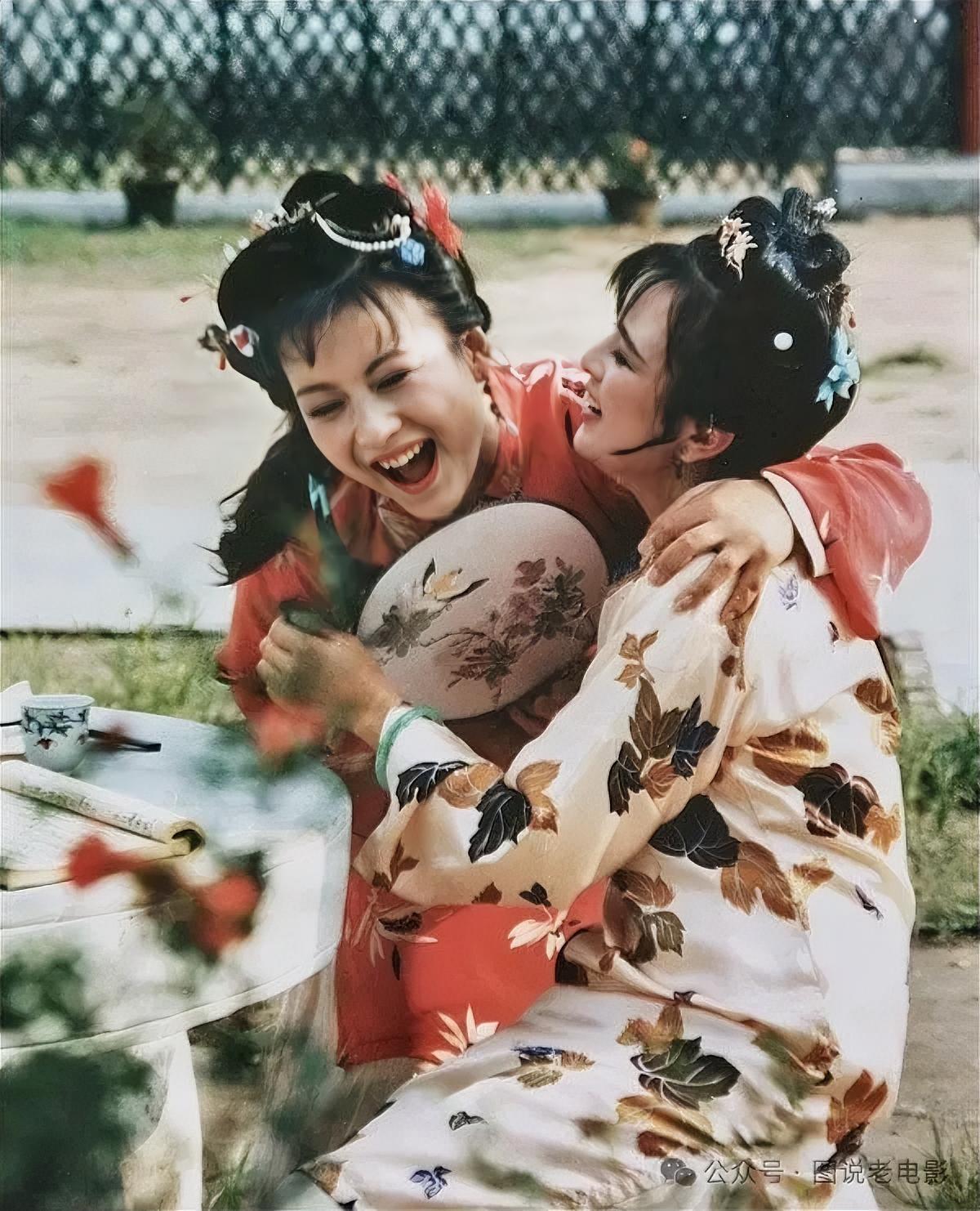 以前死活看不懂《红楼梦》，为啥非得让袭人初试云雨情？现在冷汗都下来了——这哪