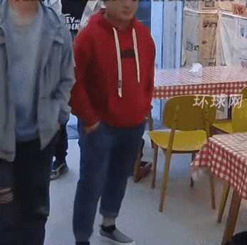 万万没有想到，一饭店万万没有想到，一饭店老板娘临时出门买菜，家里小店只得由其三岁