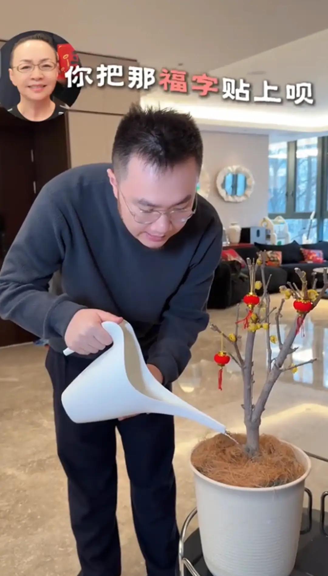 64岁宋丹丹除夕夜发火了，就因为巴图把福字贴反，她当场吼过去：“倒着贴才对！”