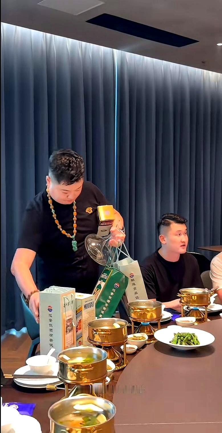 合肥滨湖横幅一拉，火锅冒白气，桌上鲍鱼、帝王蟹、澳洲龙虾、法国蓝龙虾、东星斑齐上