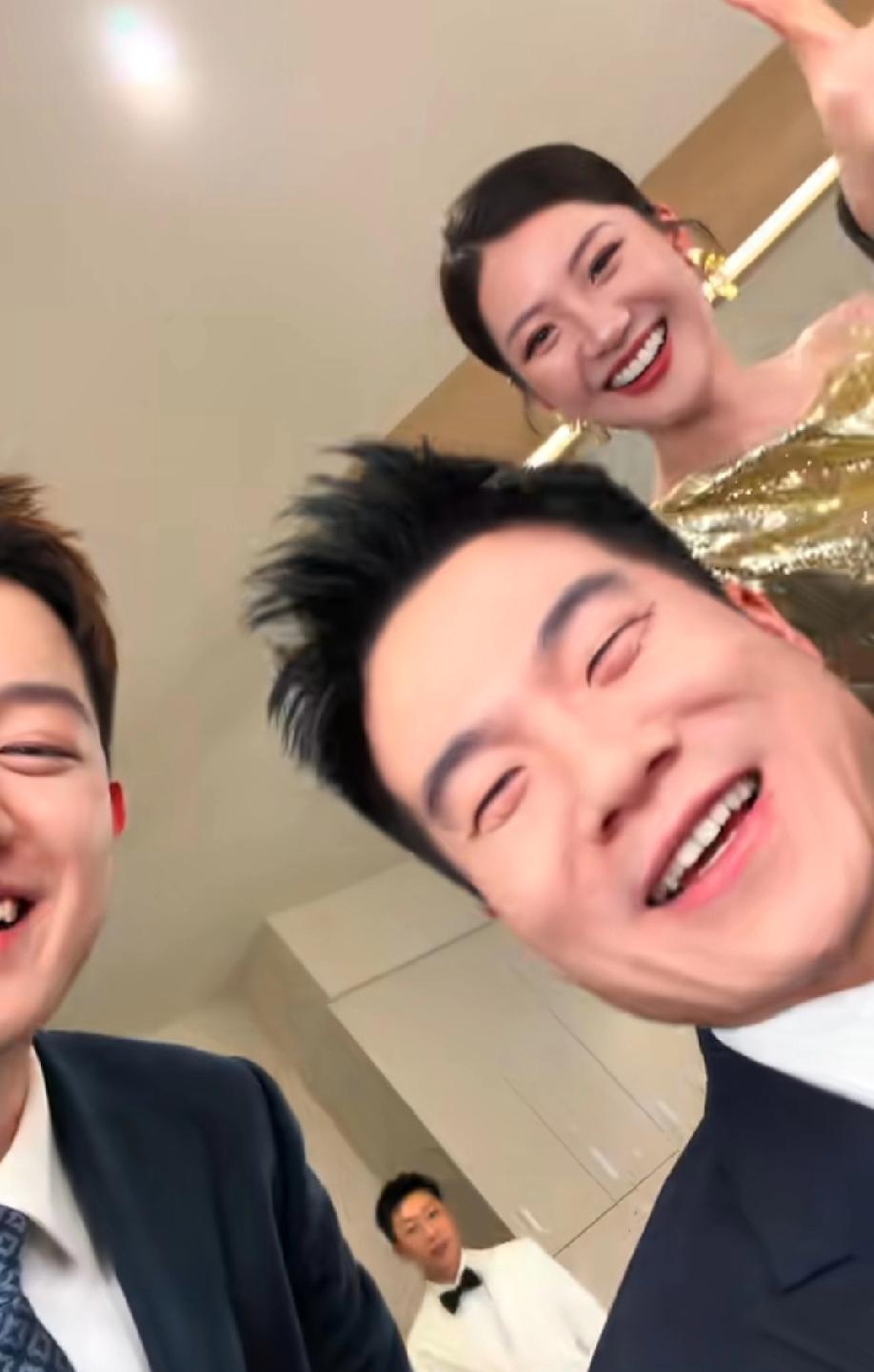 董宇辉突然退后两步。直播镜头晃了一下。“盼盼，”他眯起眼睛笑，手指在两人之间