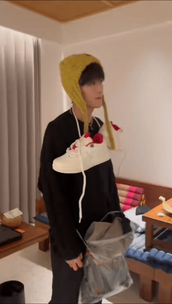 50年内没人能懂何洛洛这装扮洛洛这是要去参加极限挑战吗？洛洛这是在cos哆啦A梦