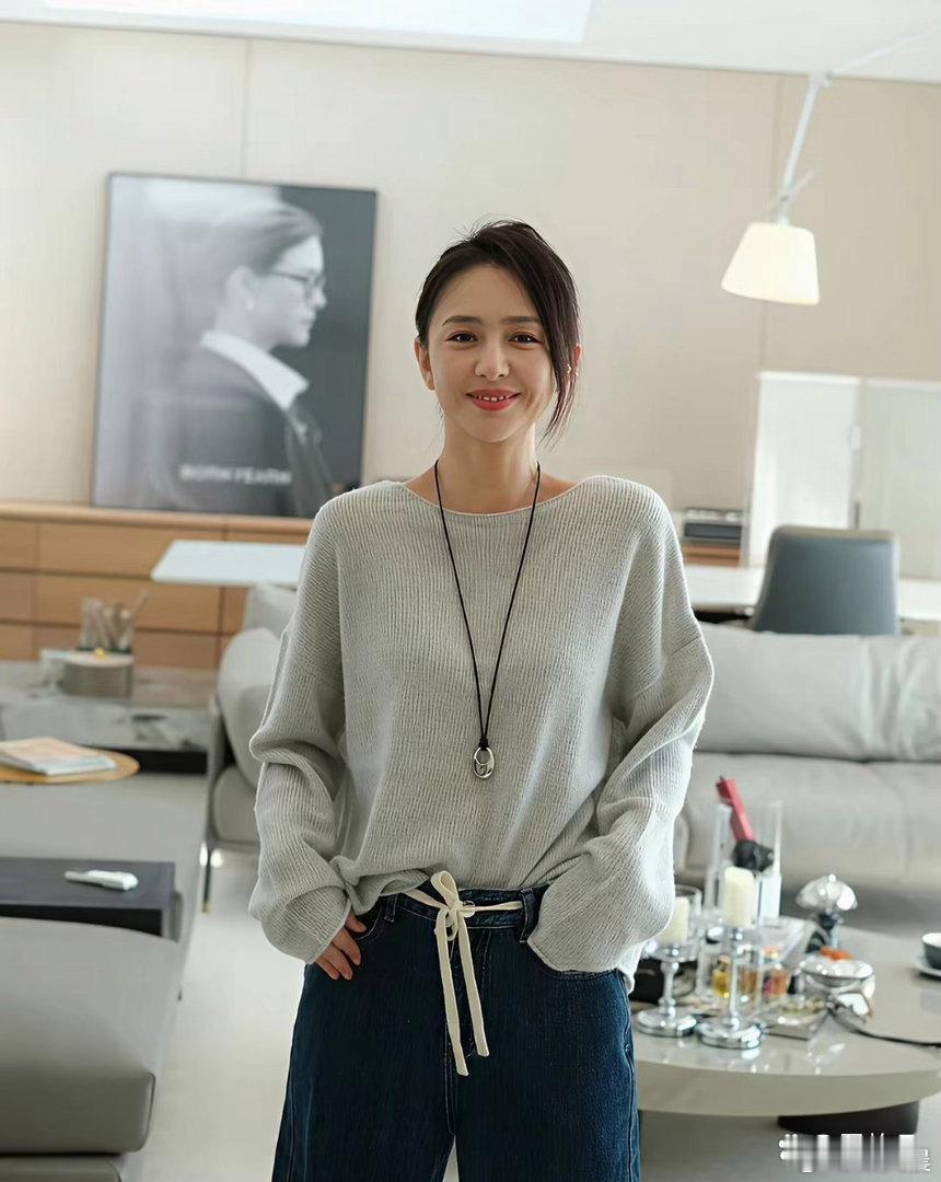 佟丽娅这一天温柔又美好，气质温柔到发光，任谁看了都会忍不住心动呀～