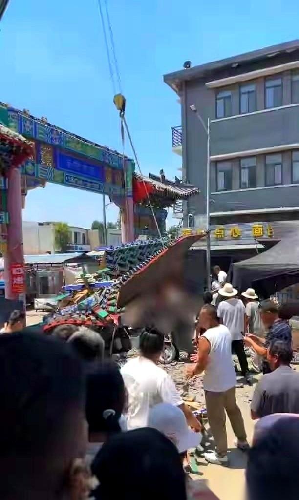 300斤的石头，一点预兆没有，直挺挺砸进熙熙攘攘的大集里。就在孔夫子老家。一