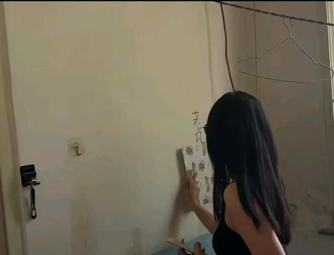 瑶瑶拿着砂纸打磨墙上的“老马卵子大”！[捂脸哭][捂脸哭][捂脸哭]今天