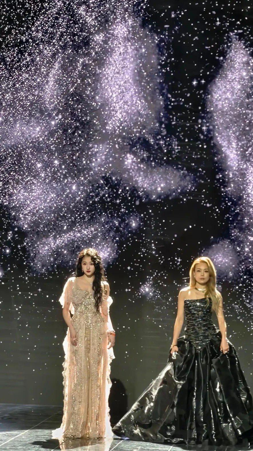 彤姐红毯来了，没脖子真的是硬伤