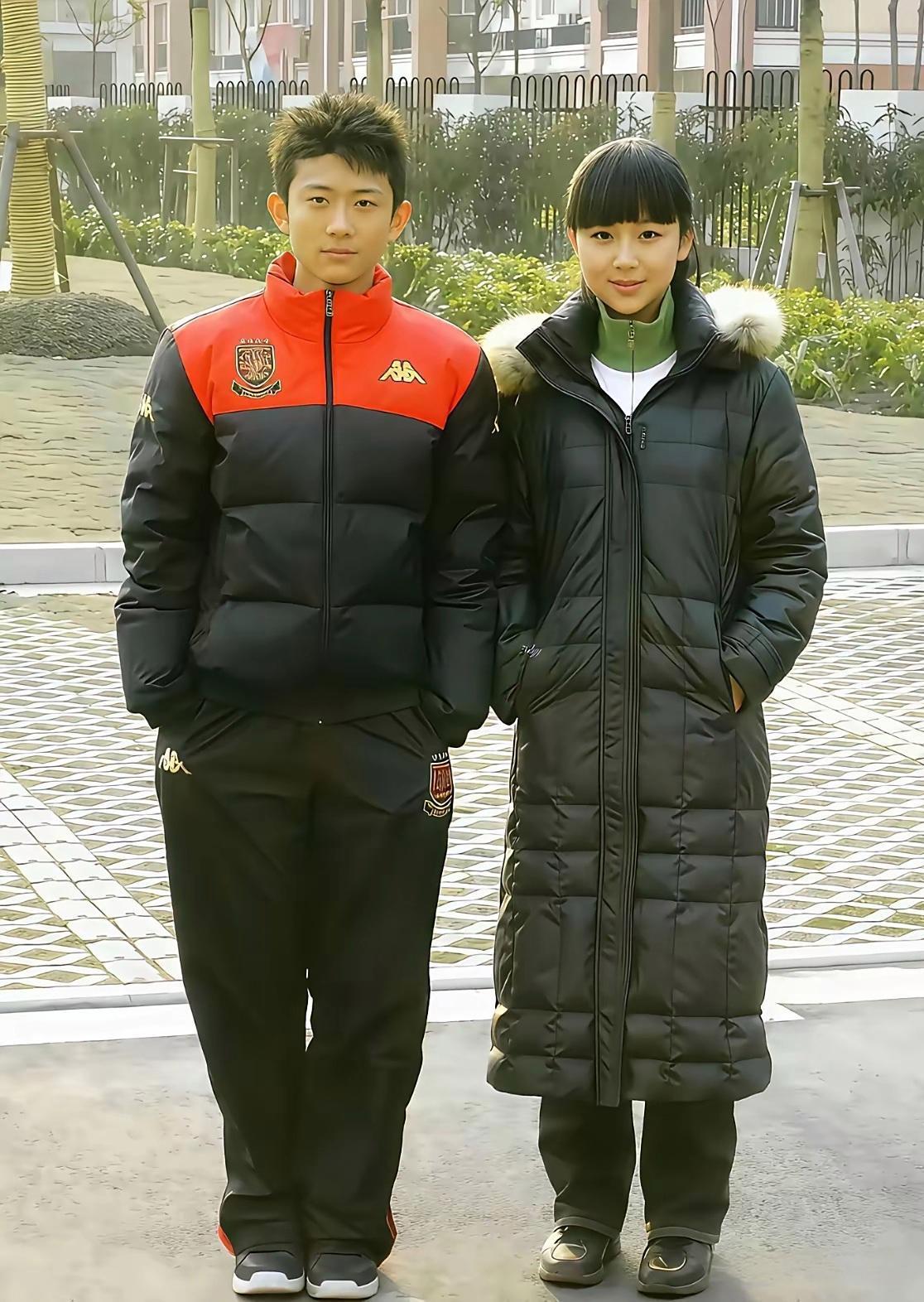 年少时期的张一山与杨紫合影，大约快有20年了，两人都好青涩的样子。张一山与杨