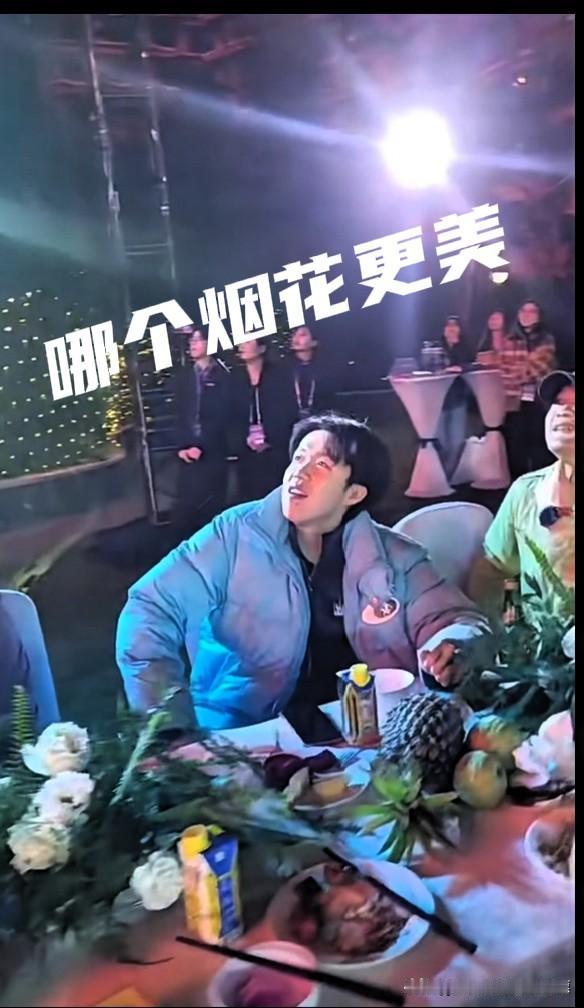 海边的烟花和椰树下的烟花哪个美？有人说，王楚钦满眼笑意看烟花，不只是入迷，还