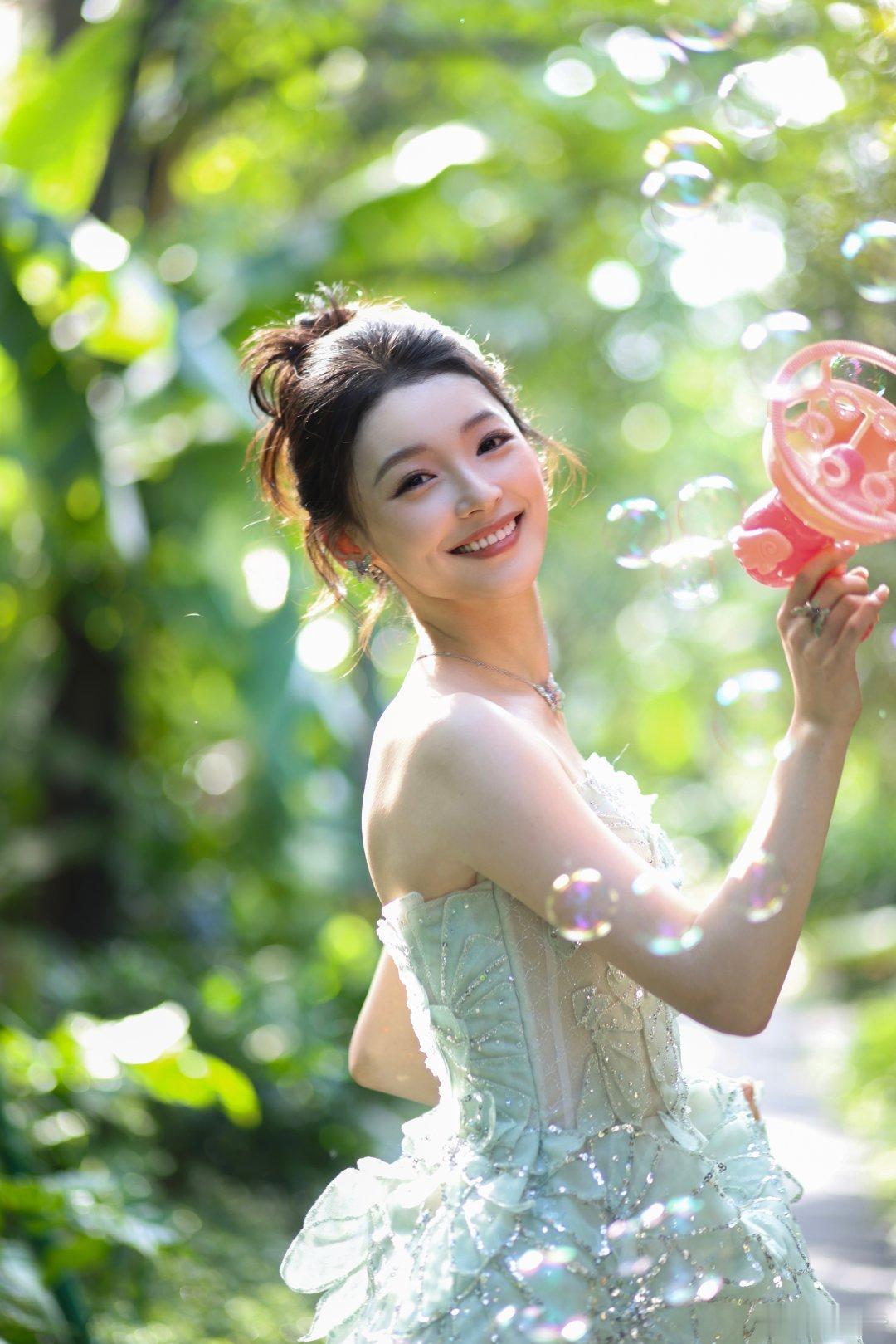 尚新月蝴蝶公主家人们谁懂啊！尚新月化身蝴蝶公主真的太绝了！她那甜美的笑容就像春