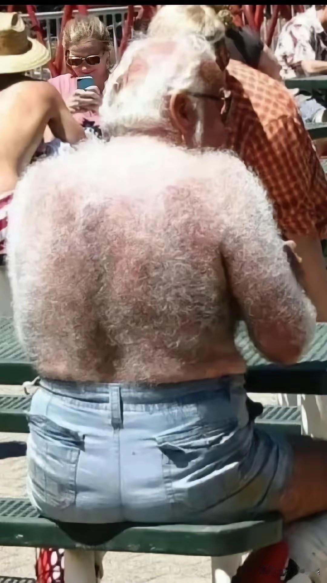 这个老外的体毛真发达，感觉身上长了一层绒，气温低的时候，也许都有保暖的效果，但是