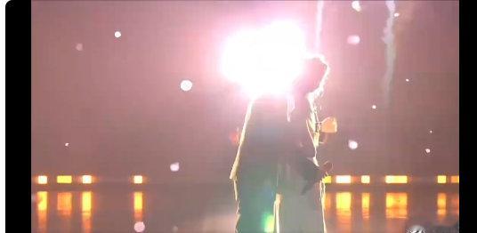 白鹿曾舜晞拥抱导播切敖瑞鹏白鹿曾舜晞敖瑞鹏有自己的燃冬尖叫之夜内场尖叫之夜的名场