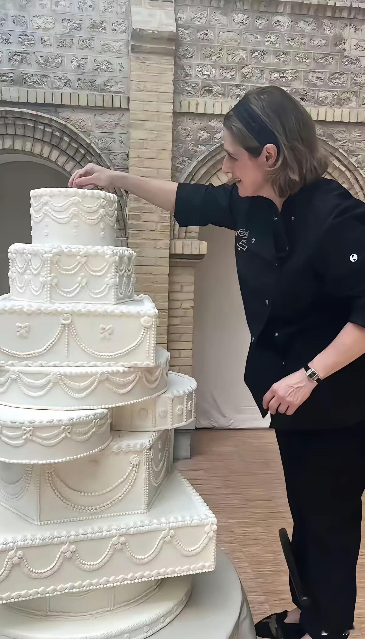 蛋糕师晒出奚梦瑶和何猷君婚礼蛋糕的制作过程，这个蛋糕看着真漂亮。
