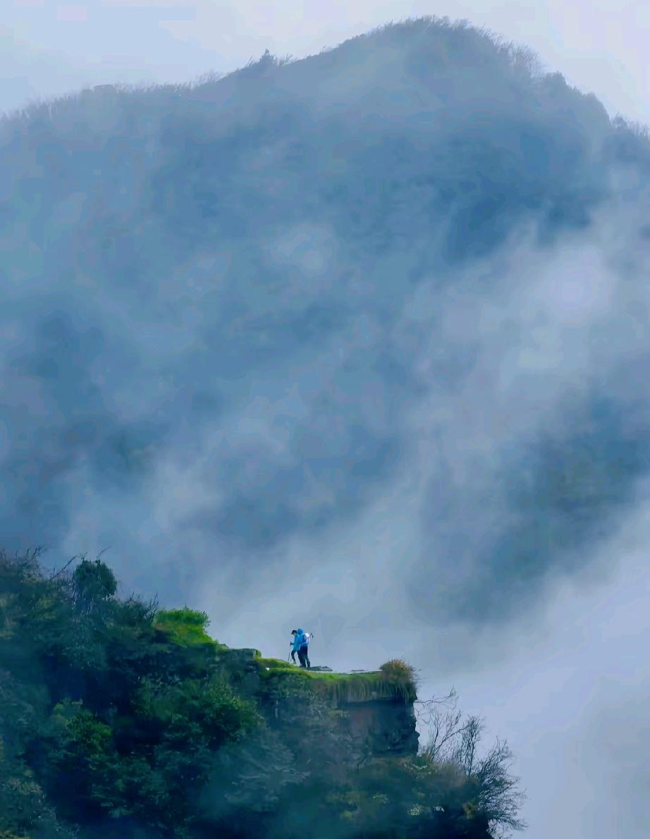 ​现在的很多中年夫妻，明面上是恩爱夫妻，一起吃、一起住、一起对外应酬，人前依旧是