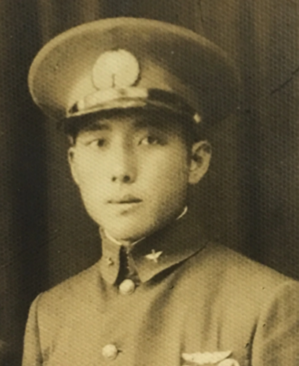 1937年，中国一架战机被日军击落，飞行员跳伞求生，谁知，竟落到了日军阵地，一群