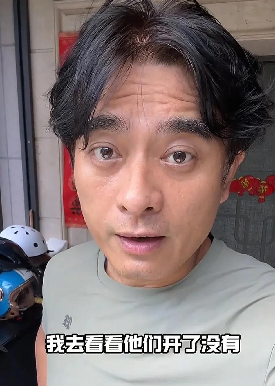 演员陈龙突击去父母家检查他们有没有开空调。刚一进门，陈妈妈就诧异的说“你