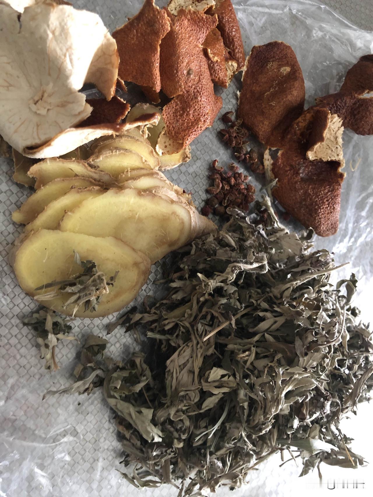 姜片、花椒、艾叶、橘子皮。经常泡脚的人，往水里加几块橘子皮，有什么特别的好处
