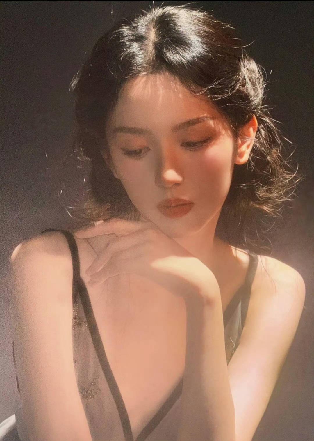 周也 完全是油画少女。