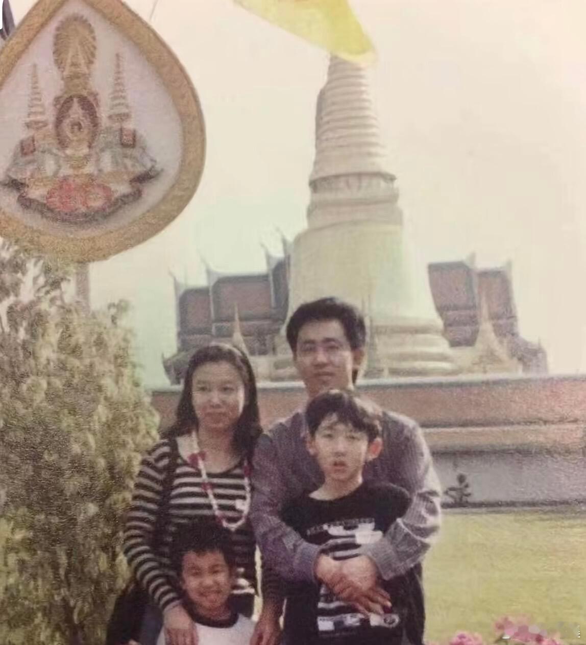 遥想家印当年，腰包挣满了，雄姿英发老照片