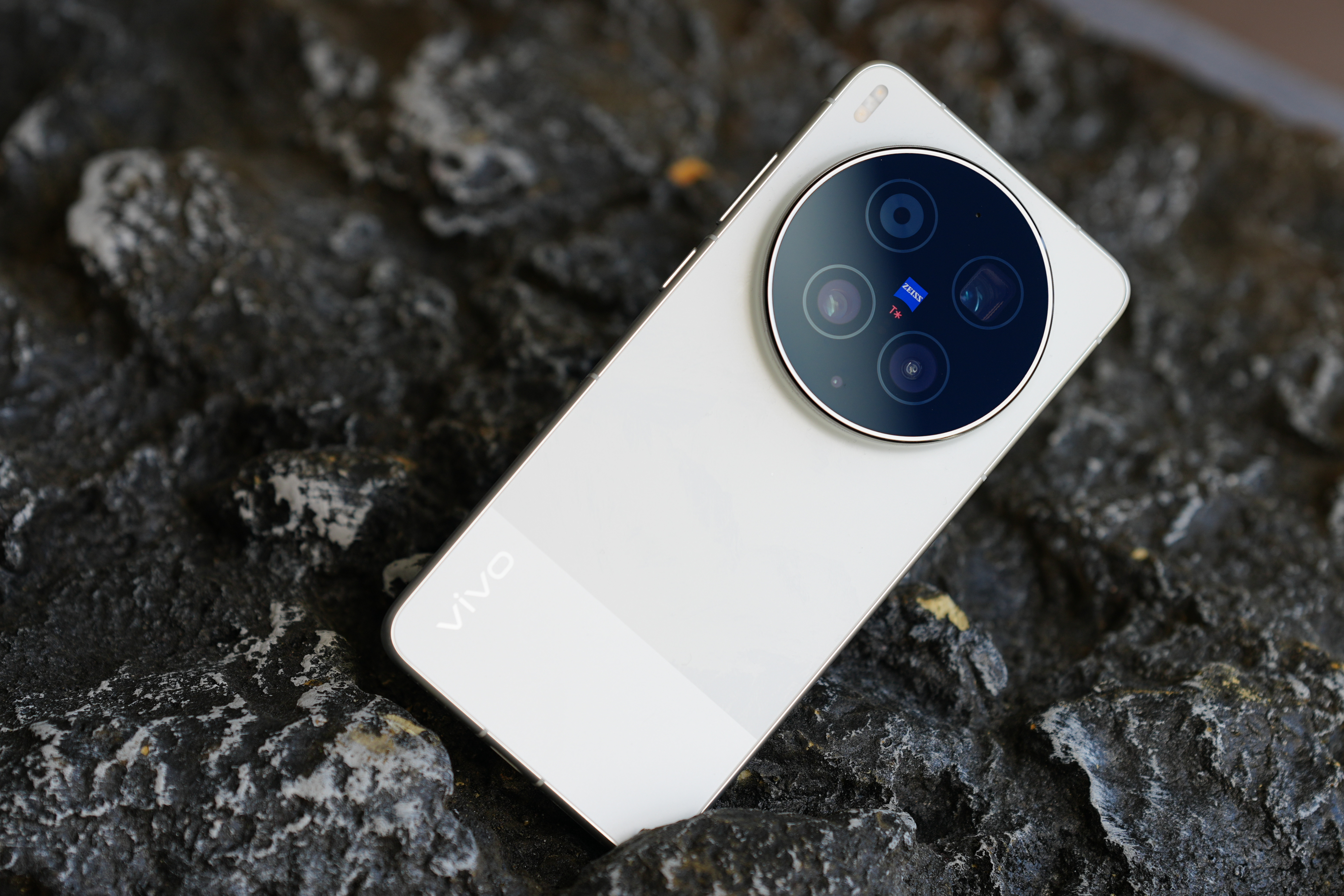 来仔细端详端详vivoX300Ultra银调后盖上面的山峰