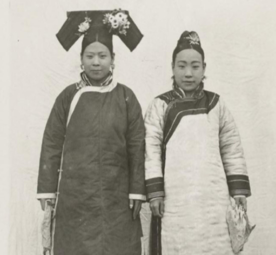 据慈禧的贴身宫女回忆，入宫后整晚都要侧着身子、夹紧双腿睡觉，期间不能改变姿势，其