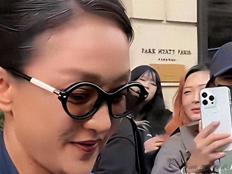 白发照刷屏了，全网吵她老得不像样，可她正在菜市场讨价还价。上周刷到周迅在巴黎街