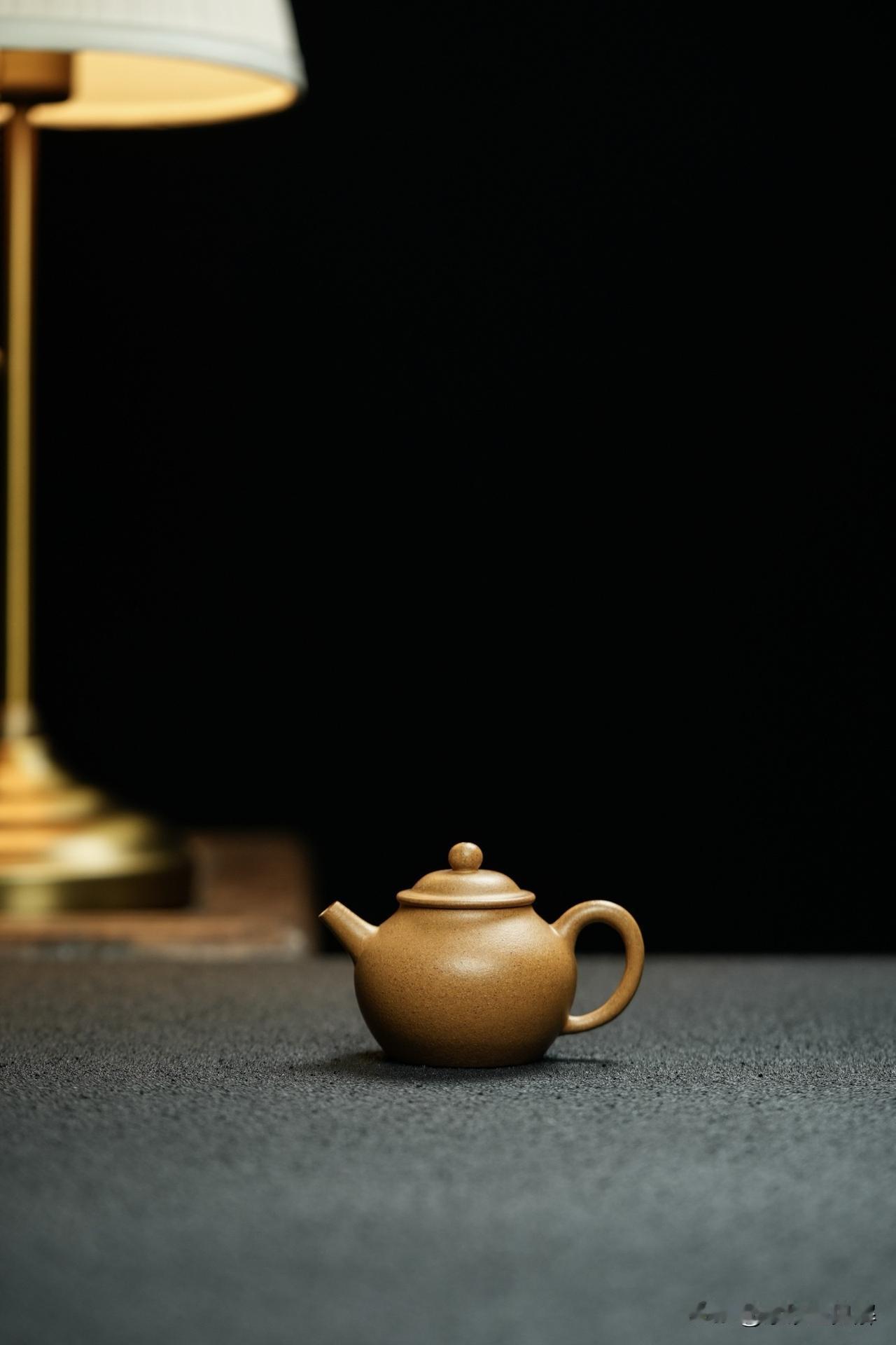 茶壶因茶而流行，而紫砂壶又因为其泡出的茶色泽透澈，香味纯正，受到很多爱茶人士的追