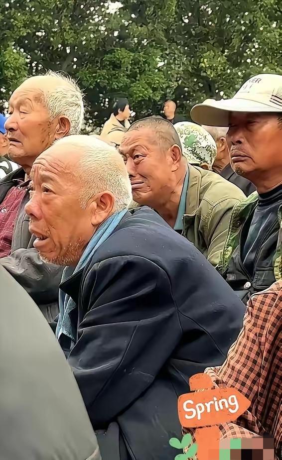 谁能想到，一场孝心寿宴，竟把十里八乡的乡愁都唱回来了！山东梁山一位老板，为给