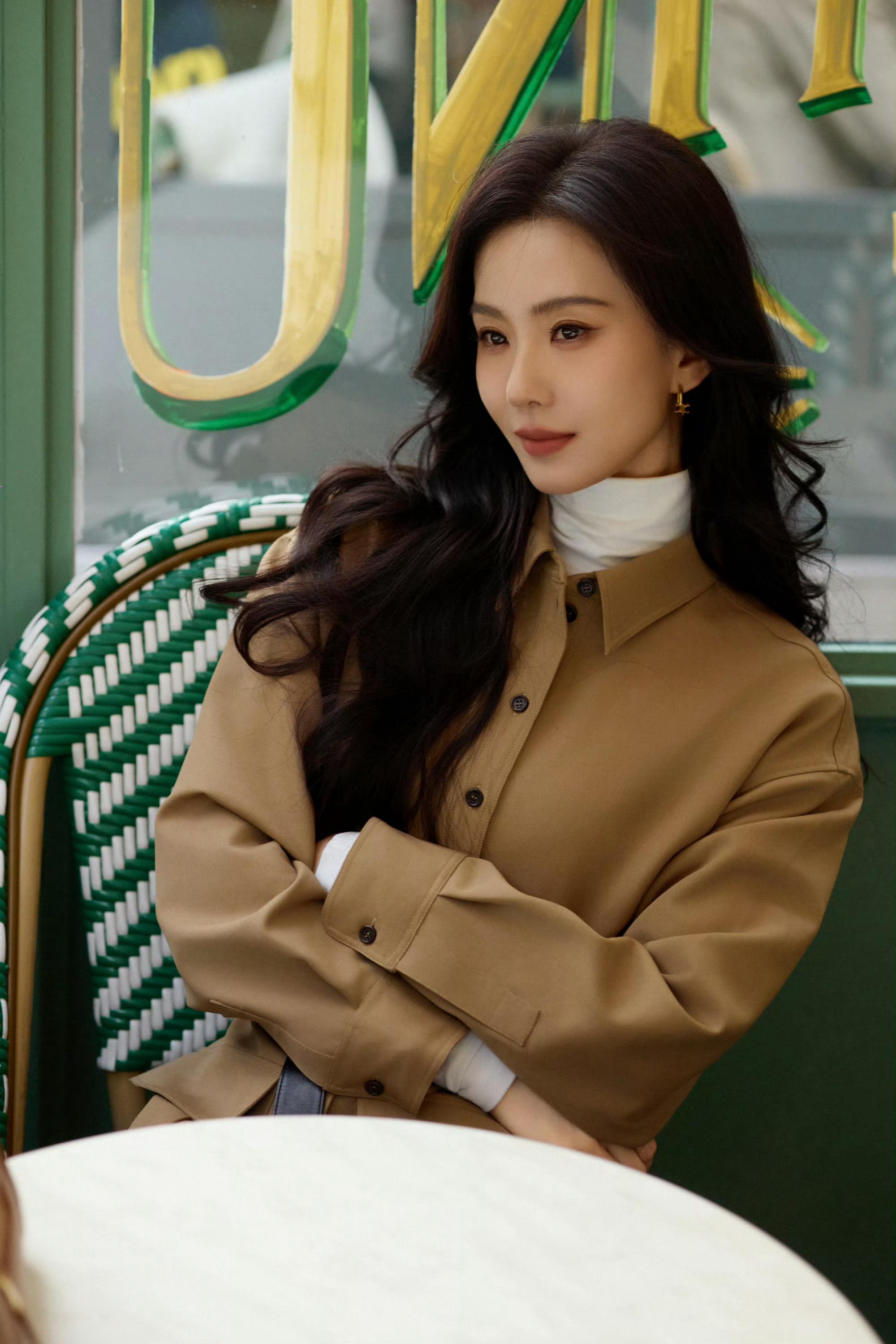 Celine女郎登场🈶全球大使刘诗诗看秀造型释出，浪漫巴黎街头的高级松弛穿搭