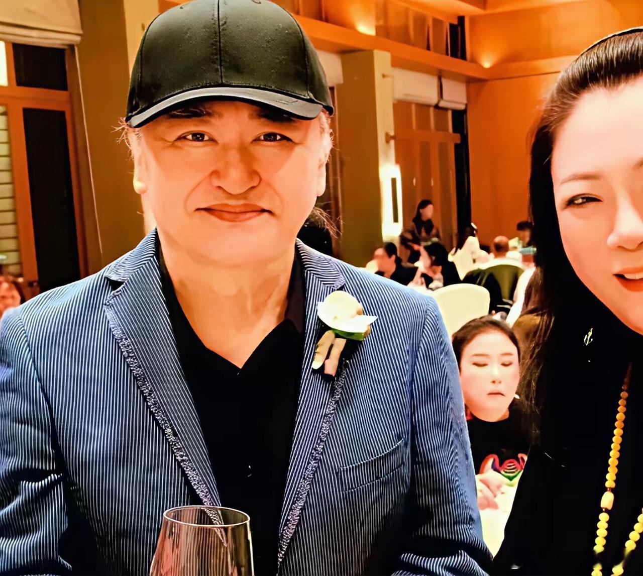 刘欢去年10月份，还在重庆参加女儿的婚礼。​他女婿是重庆人。​当时就有公开的照片